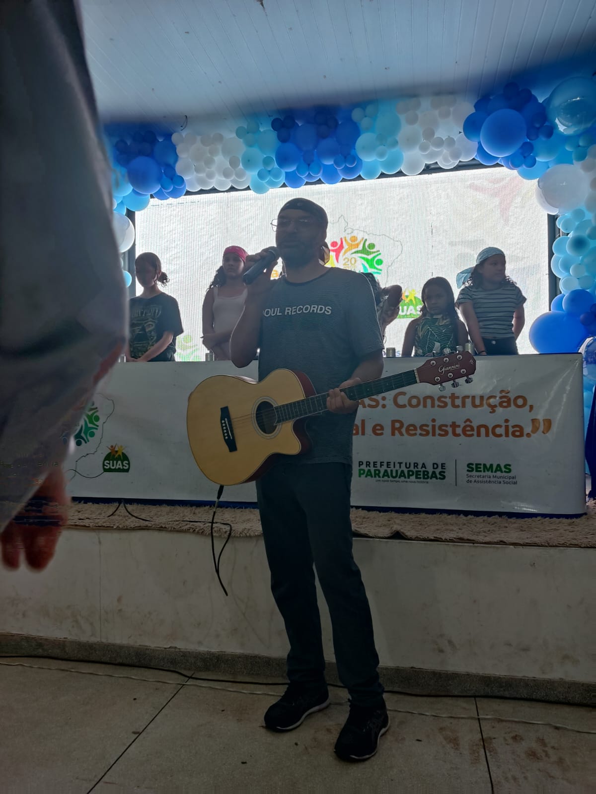 Apresentação musical com violão e canto durante a 15ª Conferência de Assistência Social em Parauapebas