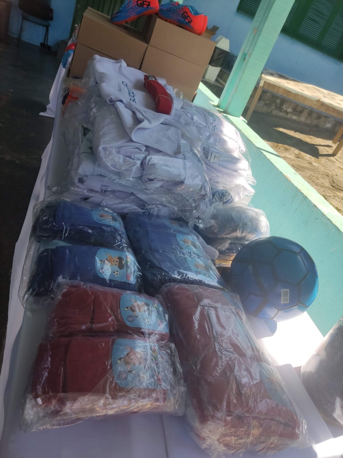 Fundação Bom Samaritano recebe doação de materiais esportivos para as oficinas de Karatê e Futebol em 2025