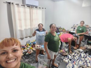 Participação de colaboradores na ação de organização dos alimentos e cestas básicas da FAP 2026