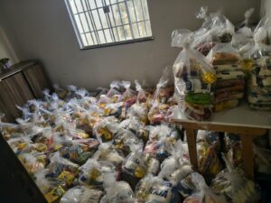Cestas básicas montadas com alimentos provenientes da arrecadação solidária da FAP 2026