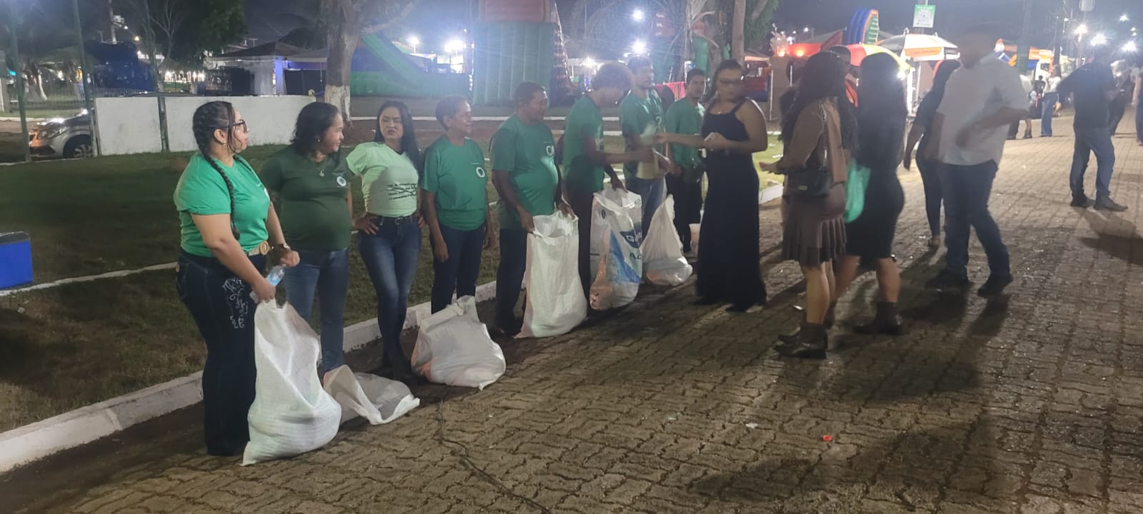 Equipe da Fundação Bom Samaritano participa da arrecadação de alimentos durante a FAP 2026, em Parauapebas.